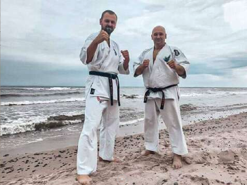 Kancho Maciej Misiak en la playa